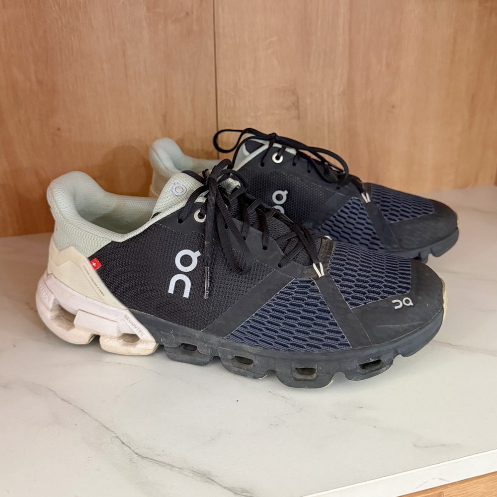 On Running Cloudflow Black Mesh Sneakers Women’s 9